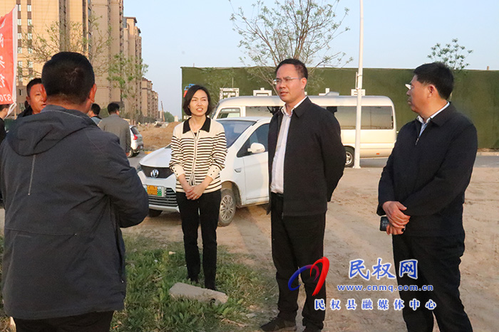 縣委常委、常務(wù)副縣長(zhǎng)王景義現(xiàn)場(chǎng)辦公查看城區(qū)道路建設(shè)情況