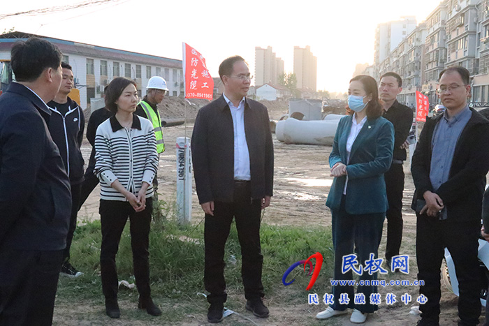 縣委常委、常務(wù)副縣長(zhǎng)王景義現(xiàn)場(chǎng)辦公查看城區(qū)道路建設(shè)情況