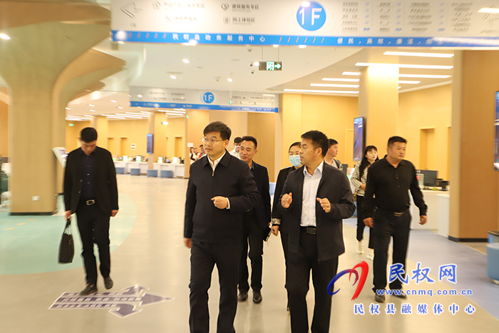 市人大常委會副主任、縣委書記張團(tuán)結(jié)調(diào)研政務(wù)服務(wù)中心運營情況