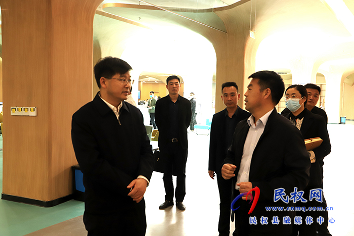 市人大常委會副主任、縣委書記張團(tuán)結(jié)調(diào)研政務(wù)服務(wù)中心運營情況