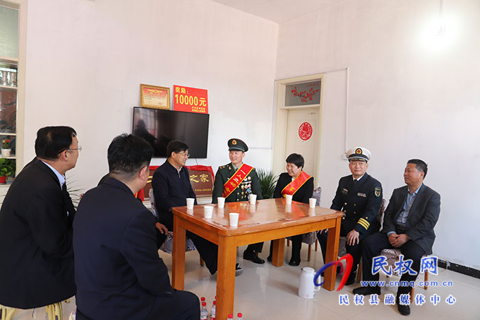 市人大常委會副主任、縣委書記張團結(jié)等縣領導為榮立二等功現(xiàn)役軍人送喜報