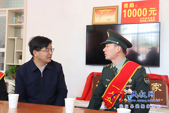 市人大常委會副主任、縣委書記張團結(jié)等縣領導為榮立二等功現(xiàn)役軍人送喜報
