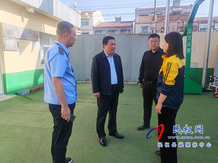 縣委常委、縣委辦公室主任吳杰到野崗鎮(zhèn)督導(dǎo)校園食品安全、違法違規(guī)占用耕地整治工作