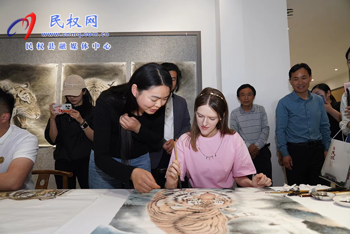 2023“打卡中國·讀懂中國式現(xiàn)代化——你好，河南！”網(wǎng)絡(luò)國際傳播活動(dòng)走進(jìn)“中國畫虎第一村” ? ? ?