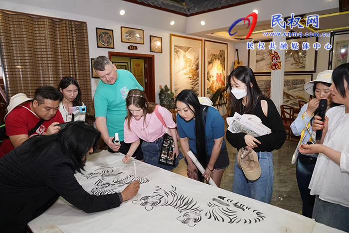 2023“打卡中國·讀懂中國式現(xiàn)代化——你好，河南！”網(wǎng)絡(luò)國際傳播活動(dòng)走進(jìn)“中國畫虎第一村” ? ? ?