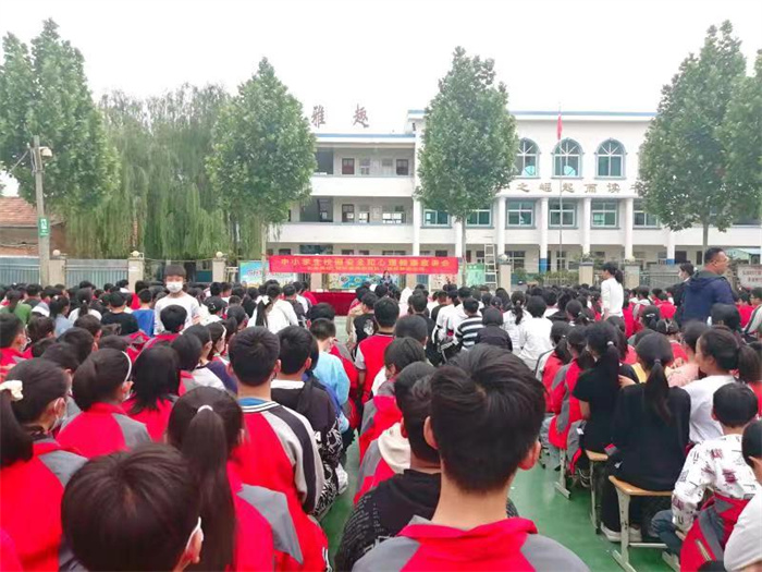 民權(quán)縣第三小學(xué)舉辦校園安全和心理健康宣講會