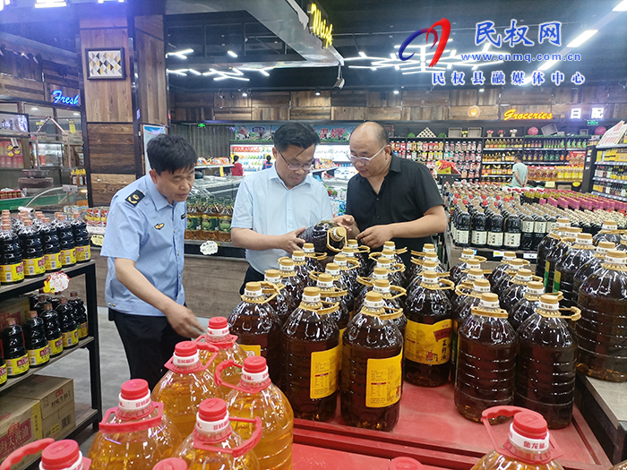 縣委常委、宣傳部長(zhǎng)、副縣長(zhǎng)畢道喜到王橋鎮(zhèn)督導(dǎo)檢查安全生產(chǎn)和食品安全“兩個(gè)責(zé)任”落實(shí)工作
