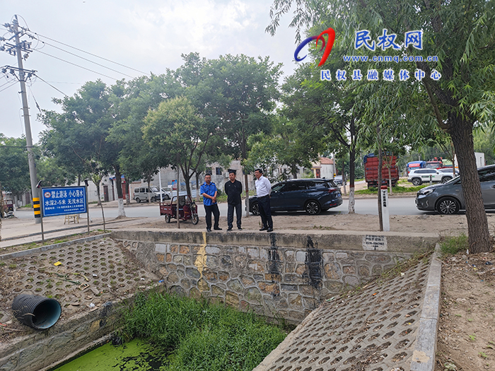 縣委常委、統(tǒng)戰(zhàn)部長、南華街道辦事處黨工委書記李君開展巡河工作