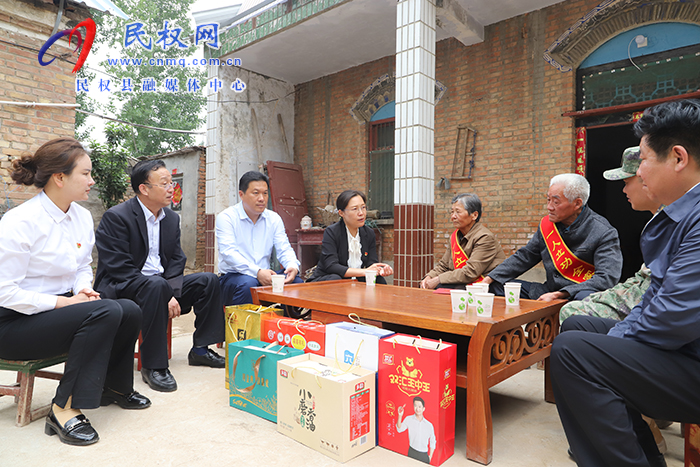 縣委書記、縣長王靜嫻走訪慰問現(xiàn)役軍人家屬