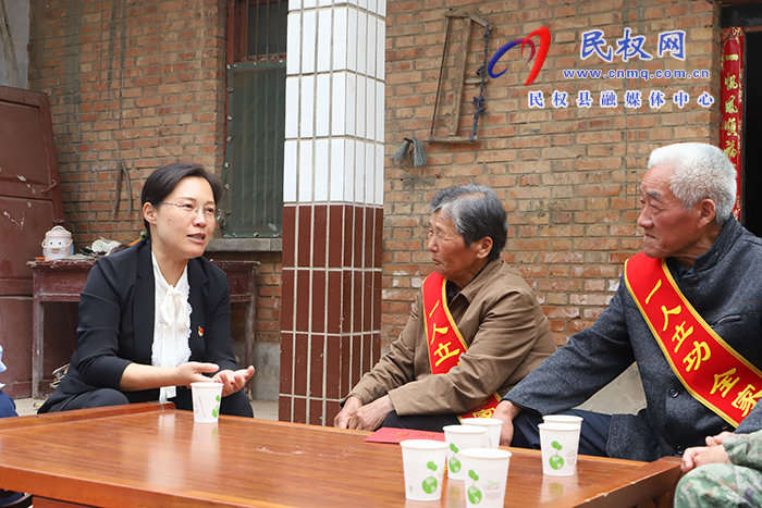 縣委書記、縣長王靜嫻走訪慰問現(xiàn)役軍人家屬