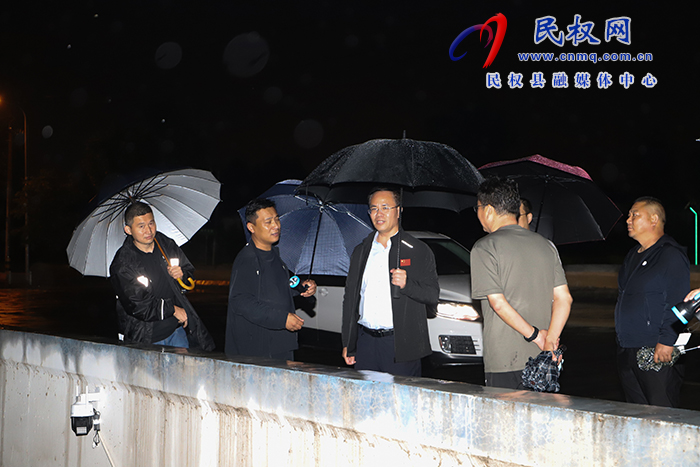 縣委常委、常務(wù)副縣長(zhǎng)王景義夜查城市防汛工作