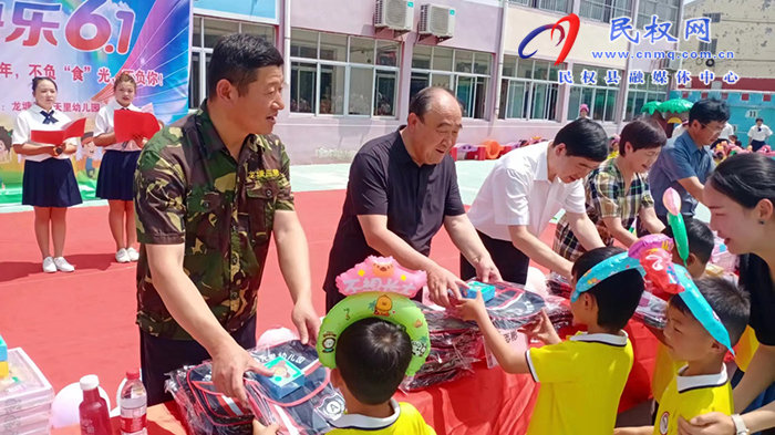民權(quán)縣關(guān)工委到龍?zhí)伶?zhèn)中心幼兒園慶“六一”獻(xiàn)愛(ài)心活動(dòng)