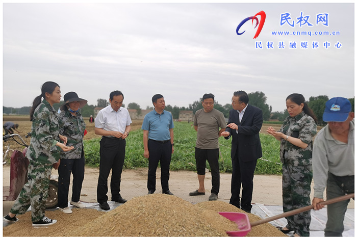 縣領導李國棟、韓德勇到雙塔鎮(zhèn)查看“三夏”生產情況