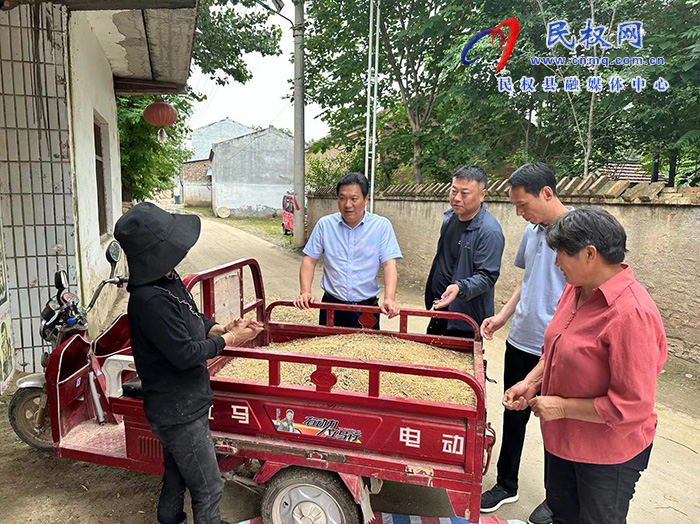 縣委常委、縣委辦公室主任吳杰到野崗鎮(zhèn)調(diào)研指導(dǎo)“三夏”生產(chǎn)、信訪穩(wěn)定等工作