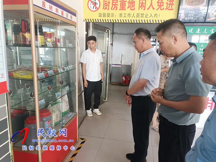 縣委常委、常務(wù)副縣長王景義督導(dǎo)企業(yè)落實(shí)食品安全“兩個(gè)責(zé)任”包保工作