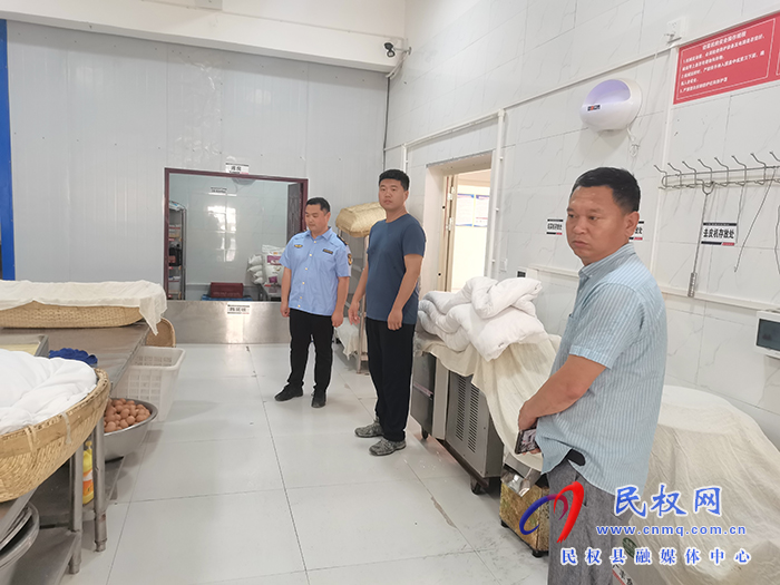副縣長、花園鄉(xiāng)黨委書記張方杰到包保單位督導(dǎo)食品安全“兩個責(zé)任”落實情況