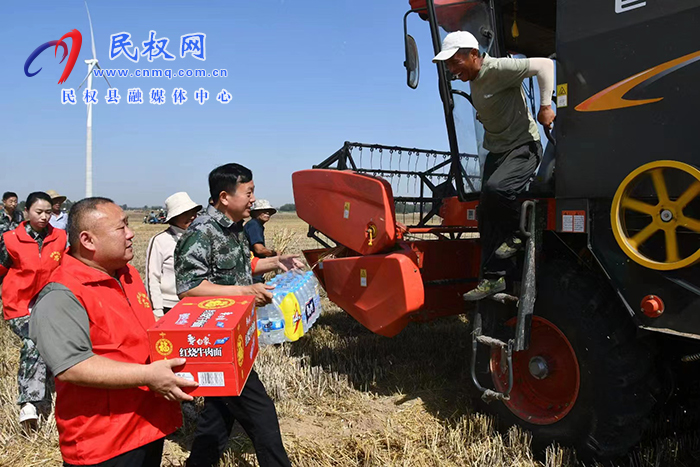 人和鎮(zhèn)志愿者幫扶隊助力“三夏”麥收