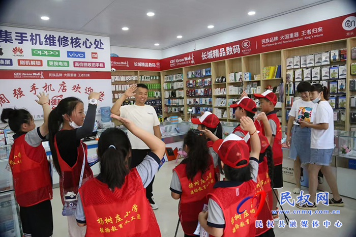 撐起“安全傘” 快樂度暑假--楊樹莊小學德?lián)P義工團組織開展暑期安全宣傳志愿活動