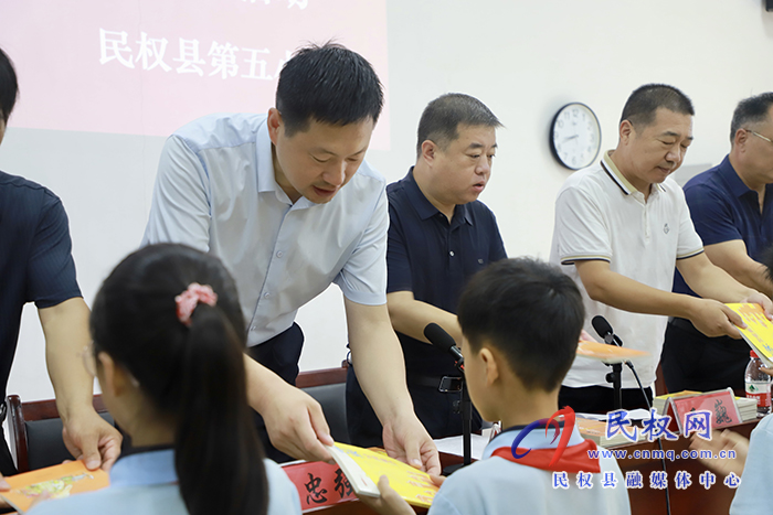 我縣舉行圖書捐贈進校園活動
