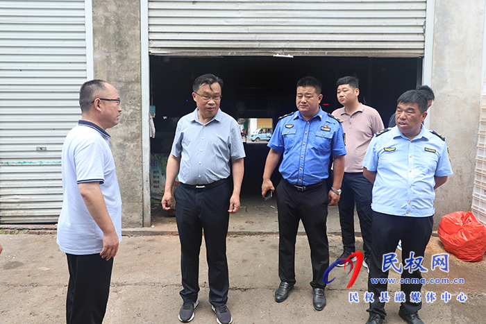 縣委常委、宣傳部長、副縣長畢道喜暗訪國家衛(wèi)生縣創(chuàng)建工作