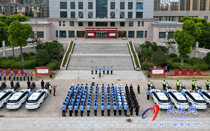 民權(quán)縣公安局舉行“豫筑平安”夏季治安打擊整治行動警車發(fā)放儀式