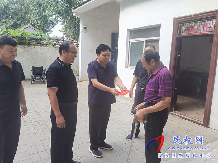 縣領(lǐng)導(dǎo)陳進(jìn)領(lǐng)“八一”節(jié)前到胡集鄉(xiāng)走訪慰問(wèn)復(fù)退、復(fù)員軍人
