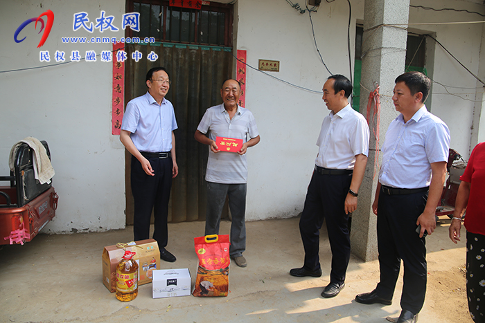 縣領(lǐng)導(dǎo)李國(guó)棟、韓德勇開展八一慰問活動(dòng)