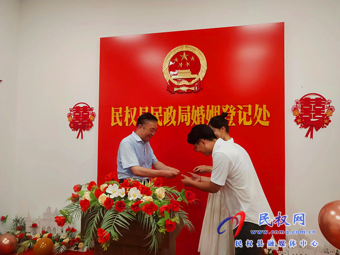民權(quán)縣婚姻登記處開展“浪漫‘七夕節(jié)’移風(fēng)易俗、倡樹文明新風(fēng)”主題活動(dòng)