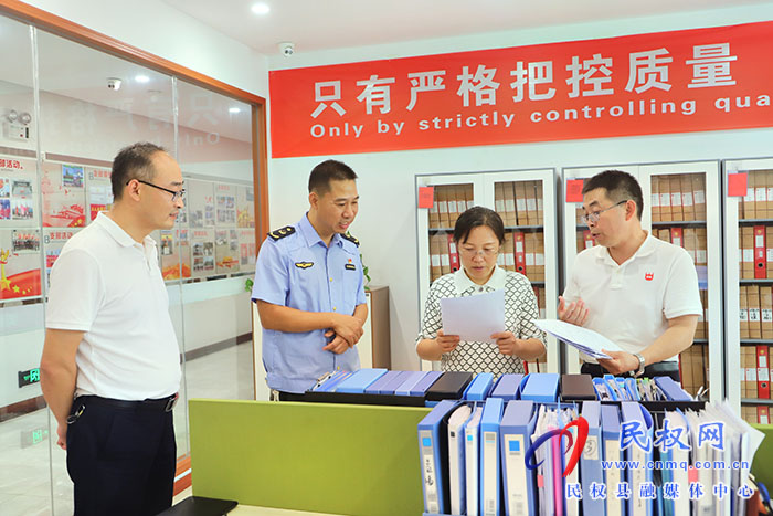 縣委書記王靜嫻督導(dǎo)檢查食品安全“兩個責(zé)任”落實情況
