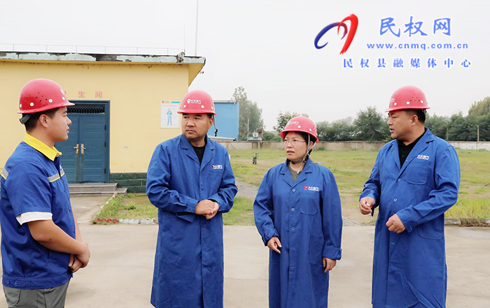 縣委書記王靜嫻查看安全生產(chǎn)、雙節(jié)市場供應情況