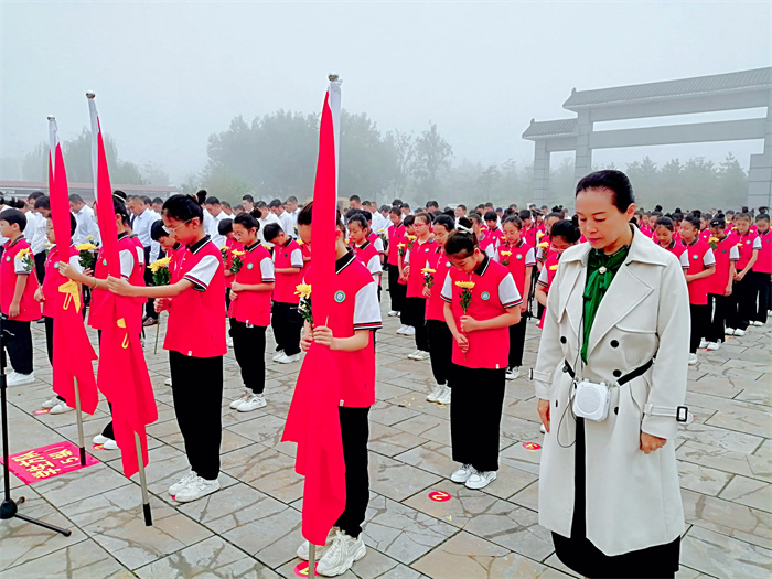 緬懷革命先烈  弘揚(yáng)革命精神  ——民權(quán)縣第三小學(xué)組織少先隊員參加2023年民權(quán)縣烈士紀(jì)念日公祭活動