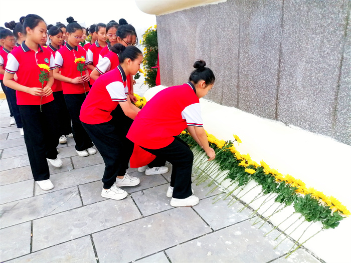 緬懷革命先烈  弘揚(yáng)革命精神  ——民權(quán)縣第三小學(xué)組織少先隊員參加2023年民權(quán)縣烈士紀(jì)念日公祭活動