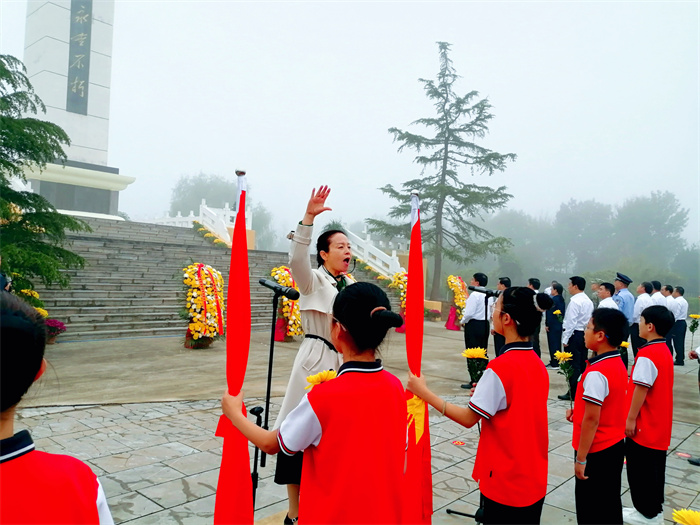 緬懷革命先烈  弘揚(yáng)革命精神  ——民權(quán)縣第三小學(xué)組織少先隊員參加2023年民權(quán)縣烈士紀(jì)念日公祭活動