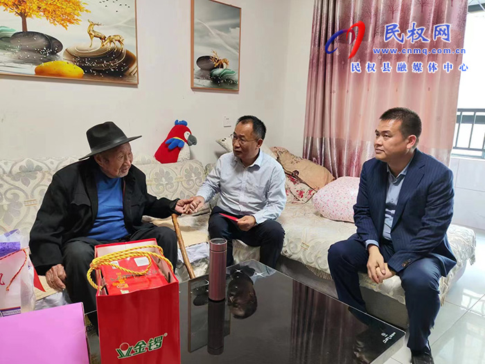 縣政協(xié)主席周明河到綠洲街道慰問百歲老人、“三無”老人