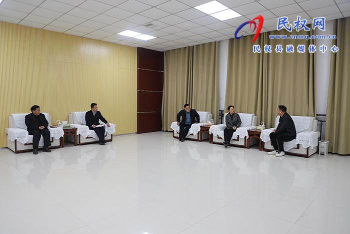縣委書記王靜嫻會(huì)見河南省油莎豆農(nóng)業(yè)科技有限公司董事長周磊