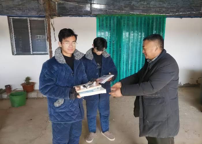 張建平：愛心助困，情滿寒冬