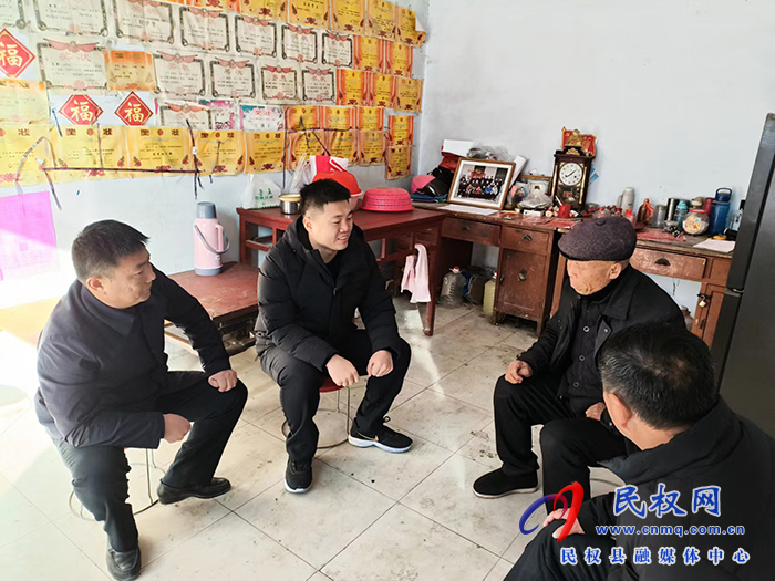 副縣長、花園鄉(xiāng)黨委書記張方杰看望慰問老黨員