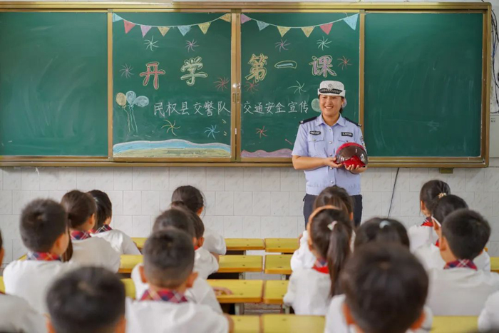 “護(hù)苗”行動(dòng)——民權(quán)縣實(shí)驗(yàn)小學(xué)開展交通安全教育活動(dòng)