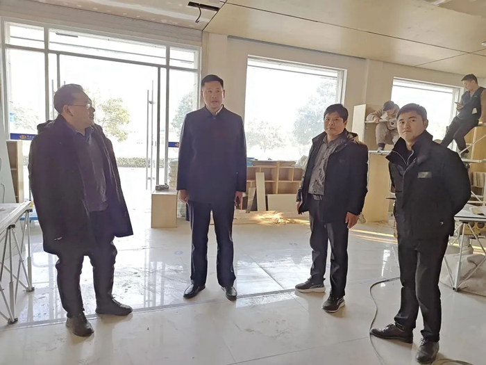縣委宣傳部副部長李忠強(qiáng)查看城市書房、便民書屋、職工書屋建設(shè)管理情況