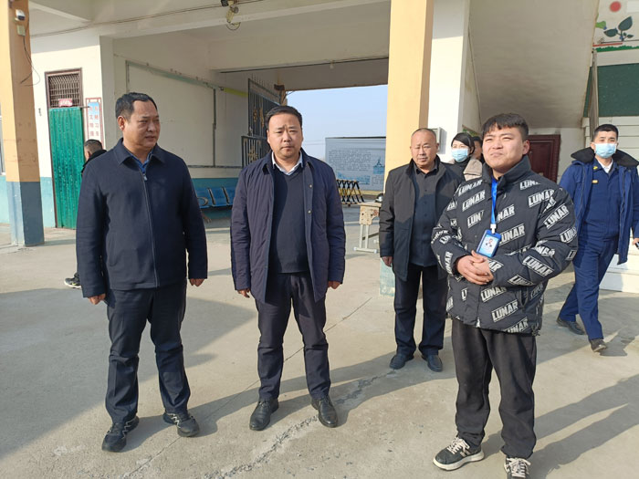 縣委常委、常務副縣長李衛(wèi)政調(diào)研校園安全工作