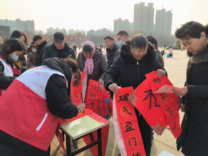 團(tuán)縣委聯(lián)合縣婦聯(lián) 開展“喜迎龍年，義寫春聯(lián)”志愿服務(wù)活動(dòng)