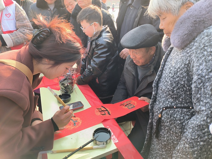 團(tuán)縣委聯(lián)合縣婦聯(lián) 開展“喜迎龍年，義寫春聯(lián)”志愿服務(wù)活動(dòng)
