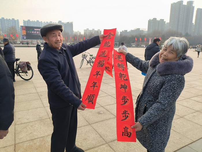 團(tuán)縣委聯(lián)合縣婦聯(lián) 開展“喜迎龍年，義寫春聯(lián)”志愿服務(wù)活動(dòng)