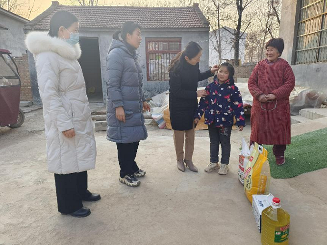 縣婦聯(lián)開展慰問困難婦女兒童關(guān)愛活動