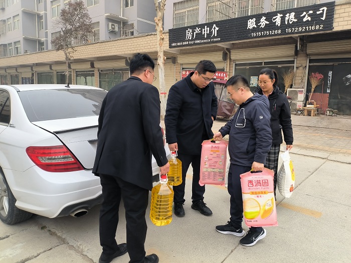 團縣委聯(lián)合縣幫扶好人協(xié)會開展走訪慰問“身邊好人”活動