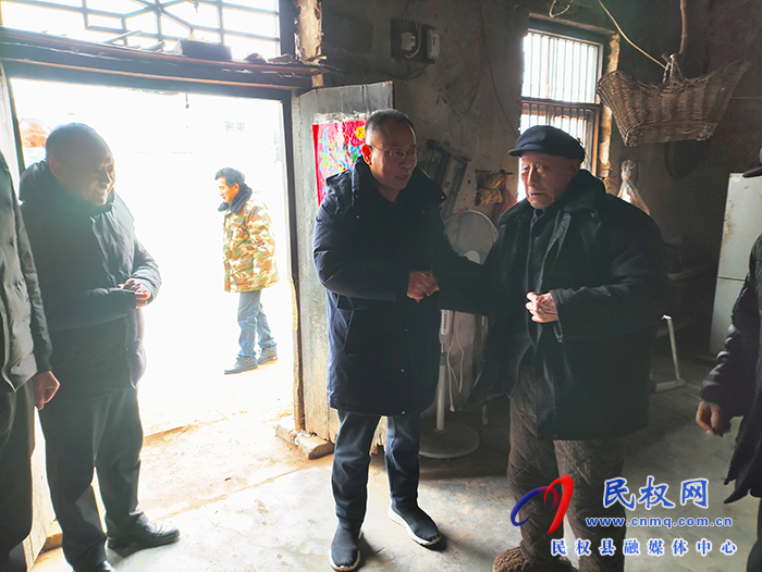 縣政協(xié)主席周明河走訪(fǎng)慰問(wèn)困難群眾
