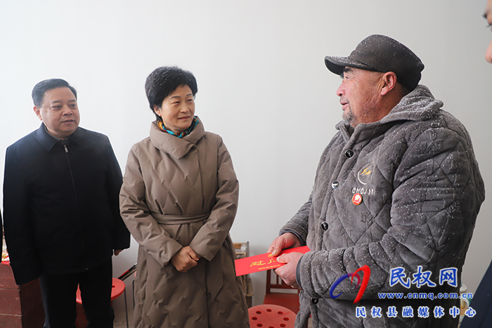 縣人大常委會(huì)主任周燕走訪慰問部分退役軍人