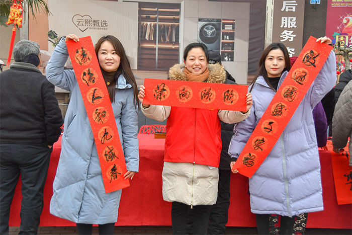 民權(quán)縣人和鎮(zhèn)：義寫(xiě)春聯(lián)送祝福 濃濃墨香迎新春