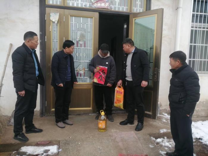 民權(quán)縣供銷(xiāo)合作社開(kāi)展2024年新春慰問(wèn)活動(dòng)