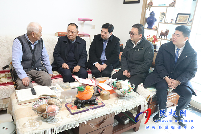 縣四大班子領(lǐng)導(dǎo)春節(jié)前夕走訪慰問實(shí)職縣級(jí)退休干部